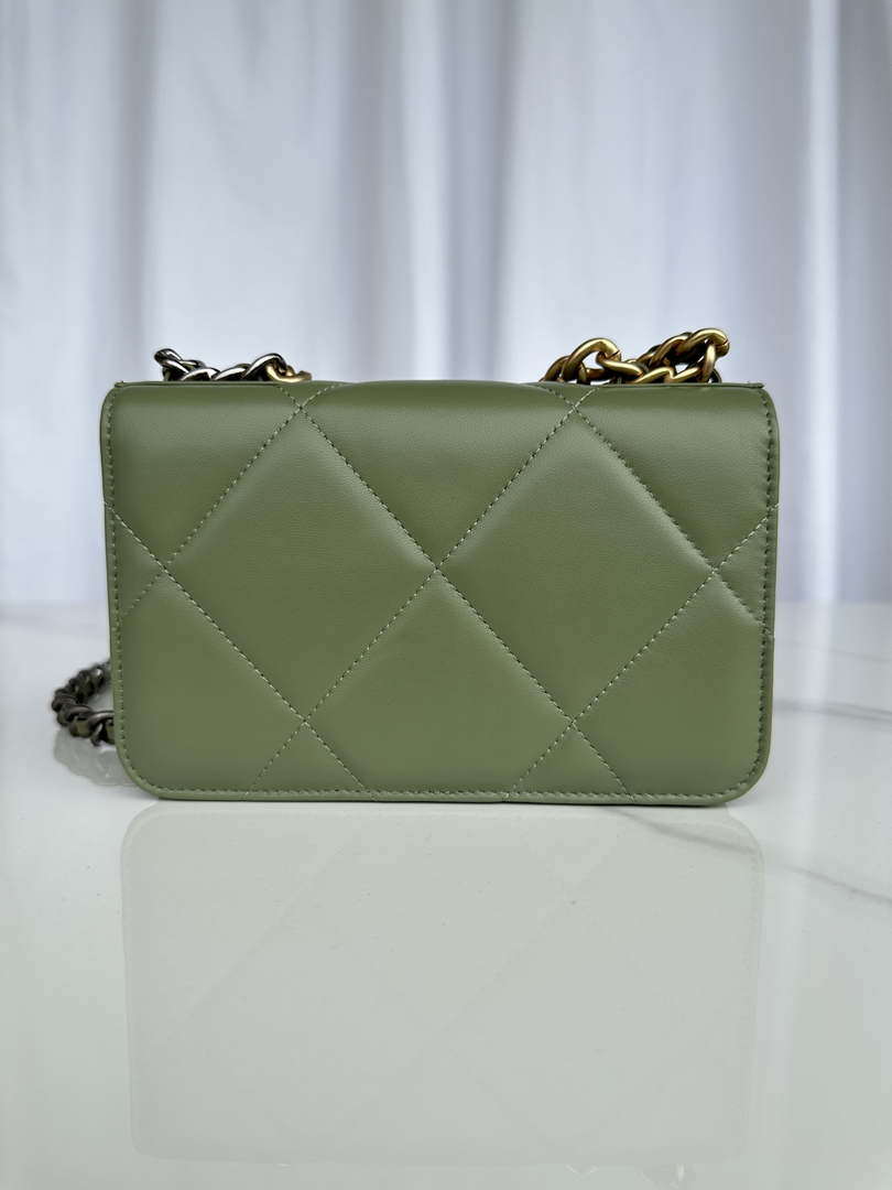 Chanel AP3267 19 Wallet on Chain Woc Shiny Lambskin Green