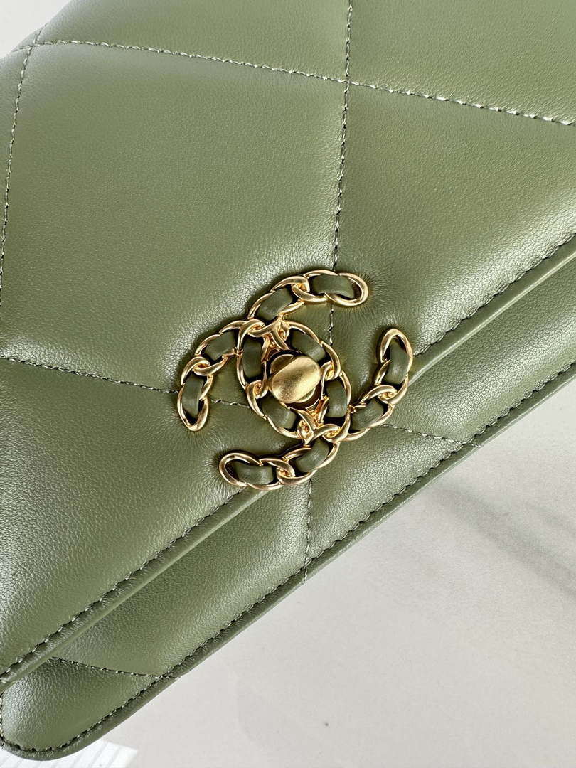 Chanel AP3267 19 Wallet on Chain Woc Shiny Lambskin Green