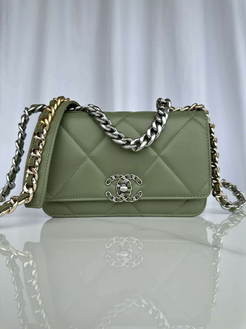 Chanel AP3267 19 Wallet on Chain Woc Shiny Lambskin Green