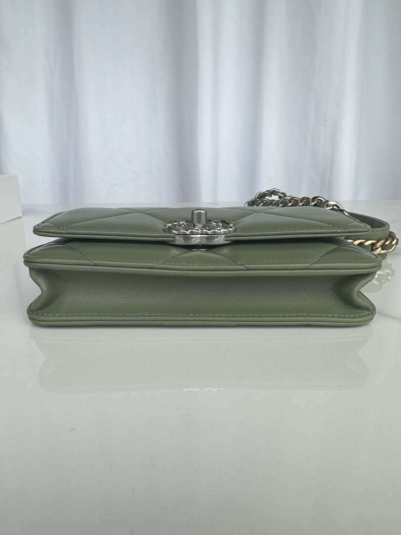 Chanel AP3267 19 Wallet on Chain Woc Shiny Lambskin Green