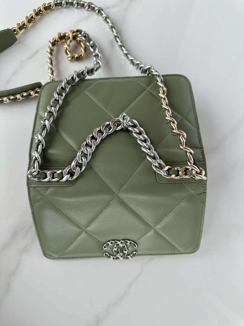 Chanel AP3267 19 Wallet on Chain Woc Shiny Lambskin Green