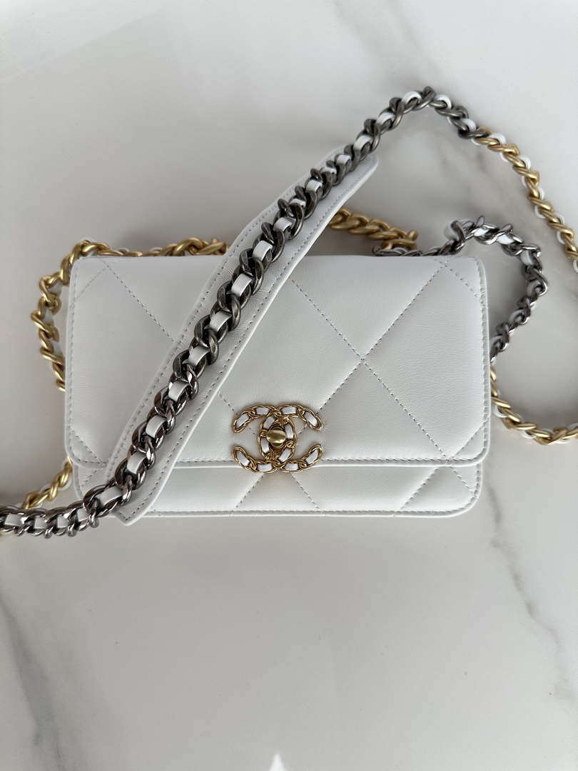 Chanel AP3267 19 Wallet on Chain Woc Shiny Lambskin White - Silver - View 3