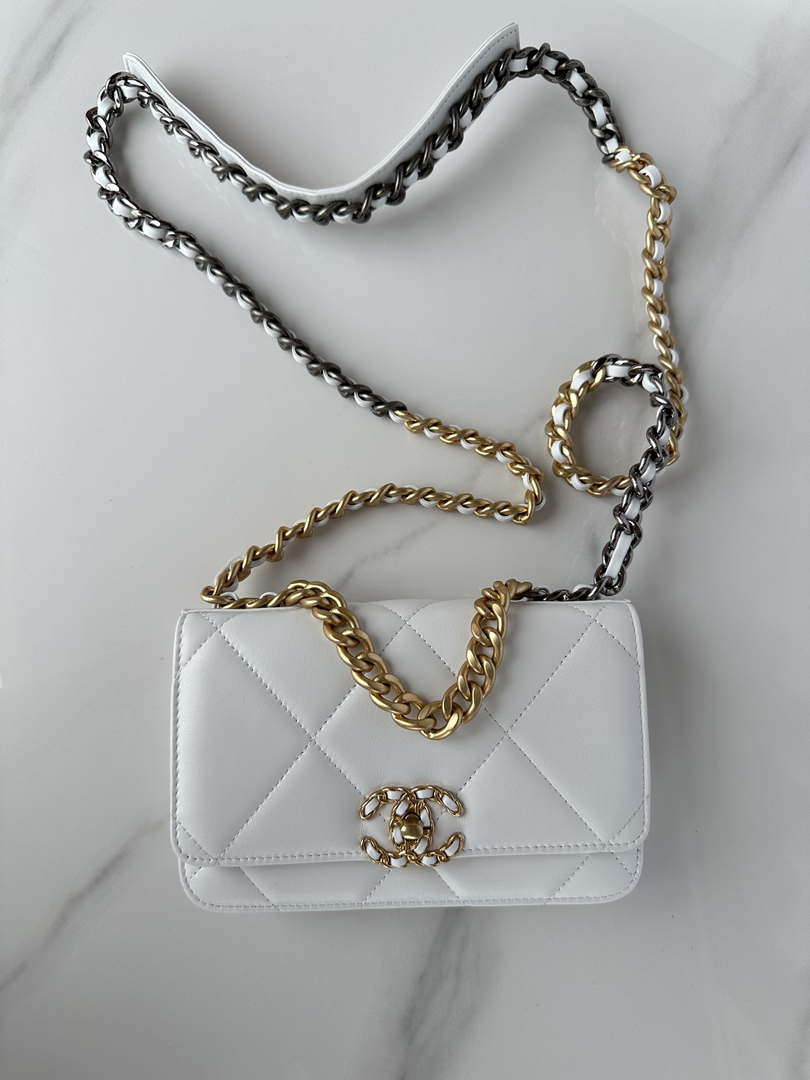 Chanel AP3267 19 Wallet on Chain Woc Shiny Lambskin White - Silver - View 4