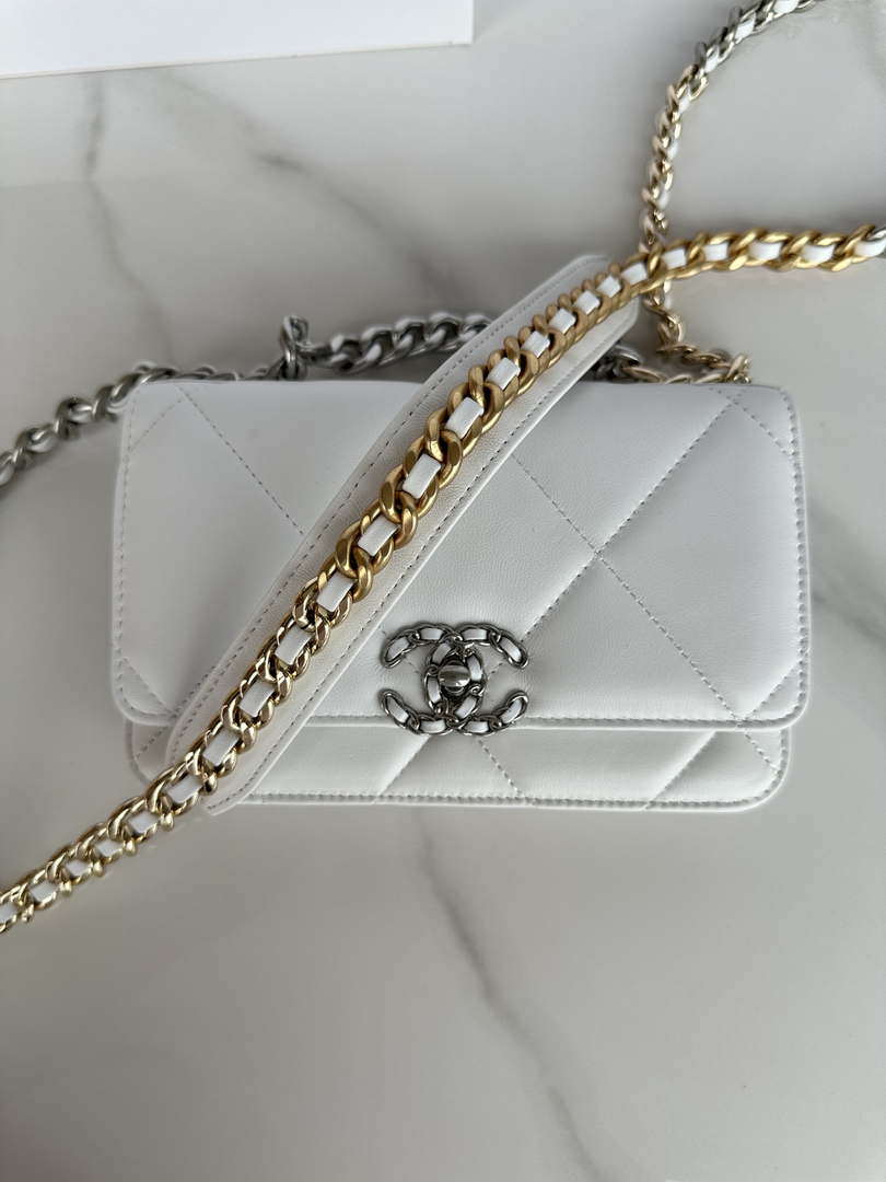 Chanel AP3267 19 Wallet on Chain Woc Shiny Lambskin White