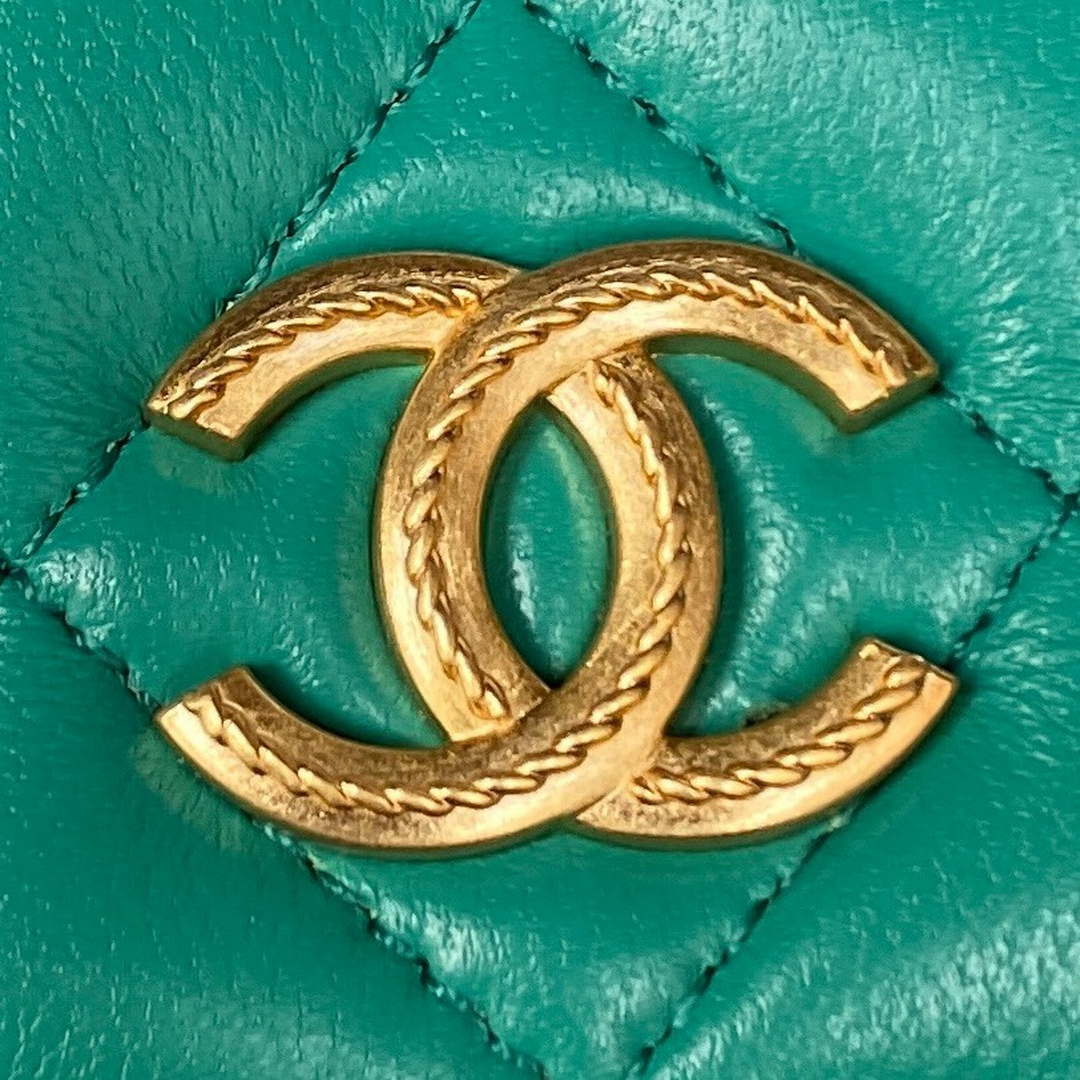 Chanel AP3385 Woc Flap Phone Holder With Chain Lambskin Green Gold - Default Title - View 3
