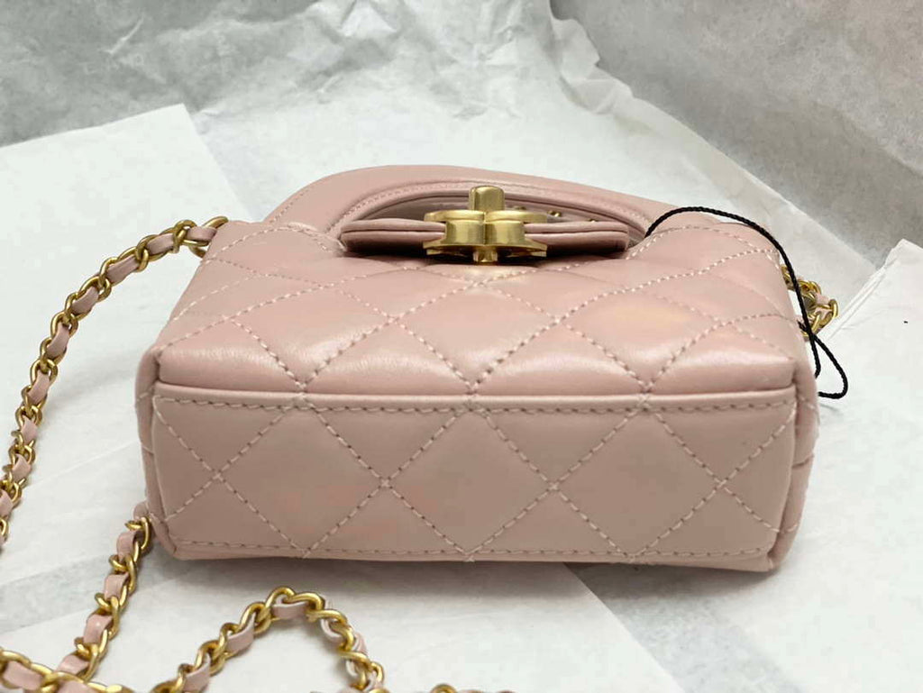 Chanel AP3435 Shiny aged calfskin & gold-tone metal Pink
