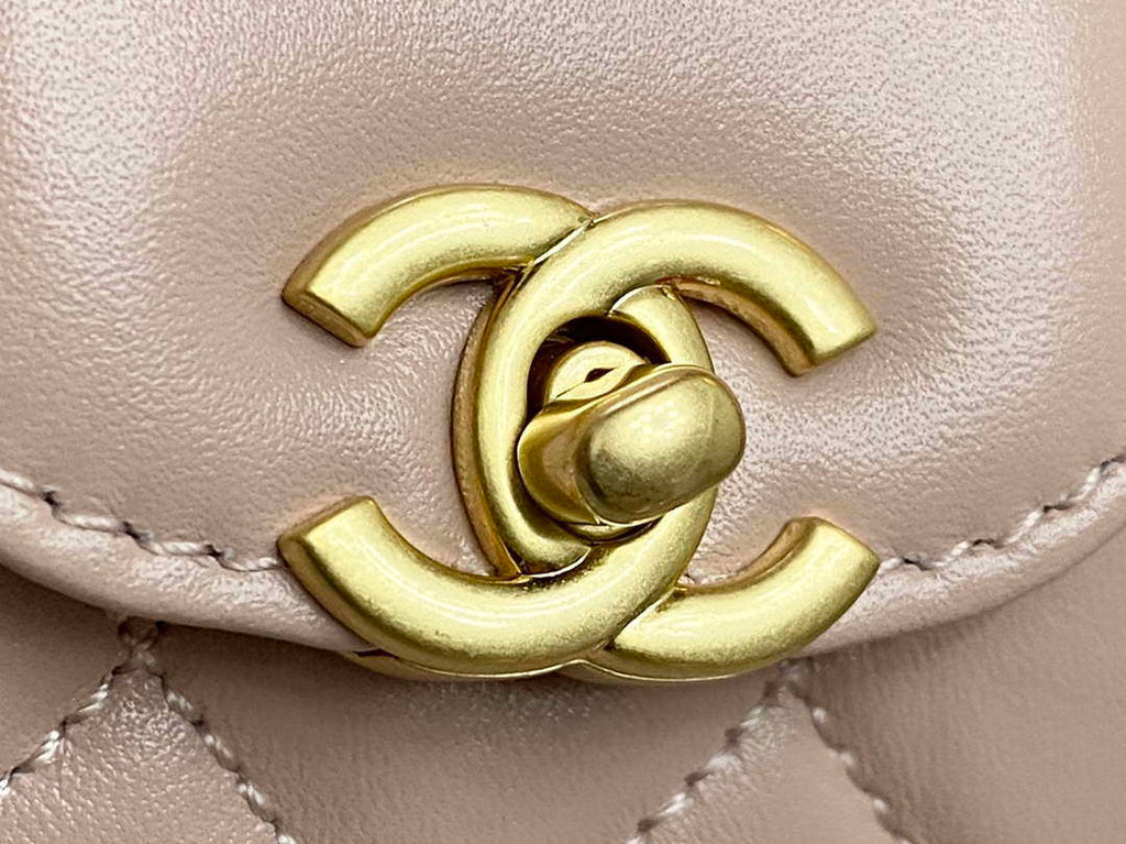 Chanel AP3435 Shiny aged calfskin & gold-tone metal Pink