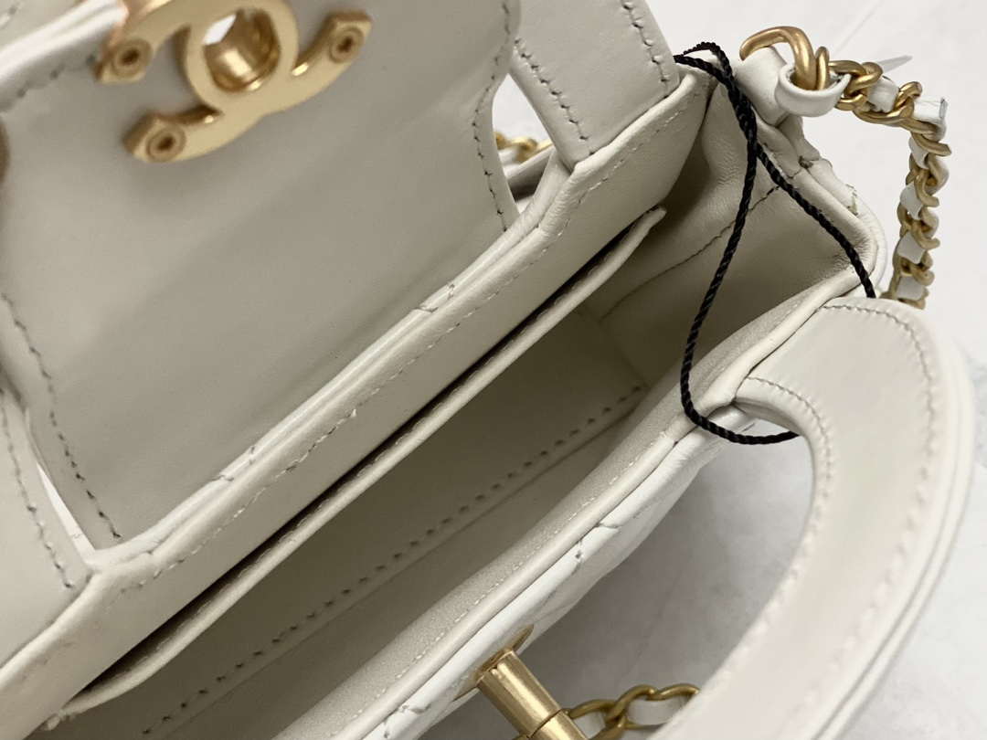 Chanel AP3435 Shiny aged calfskin & gold-tone metal White