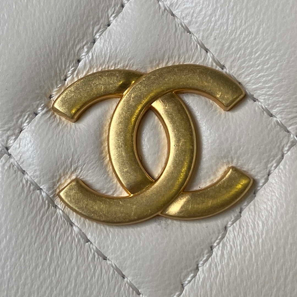 Chanel AP3484 CLUTCH WITH CHAIN Shiny Lambskin & Gold-Tone Metal White