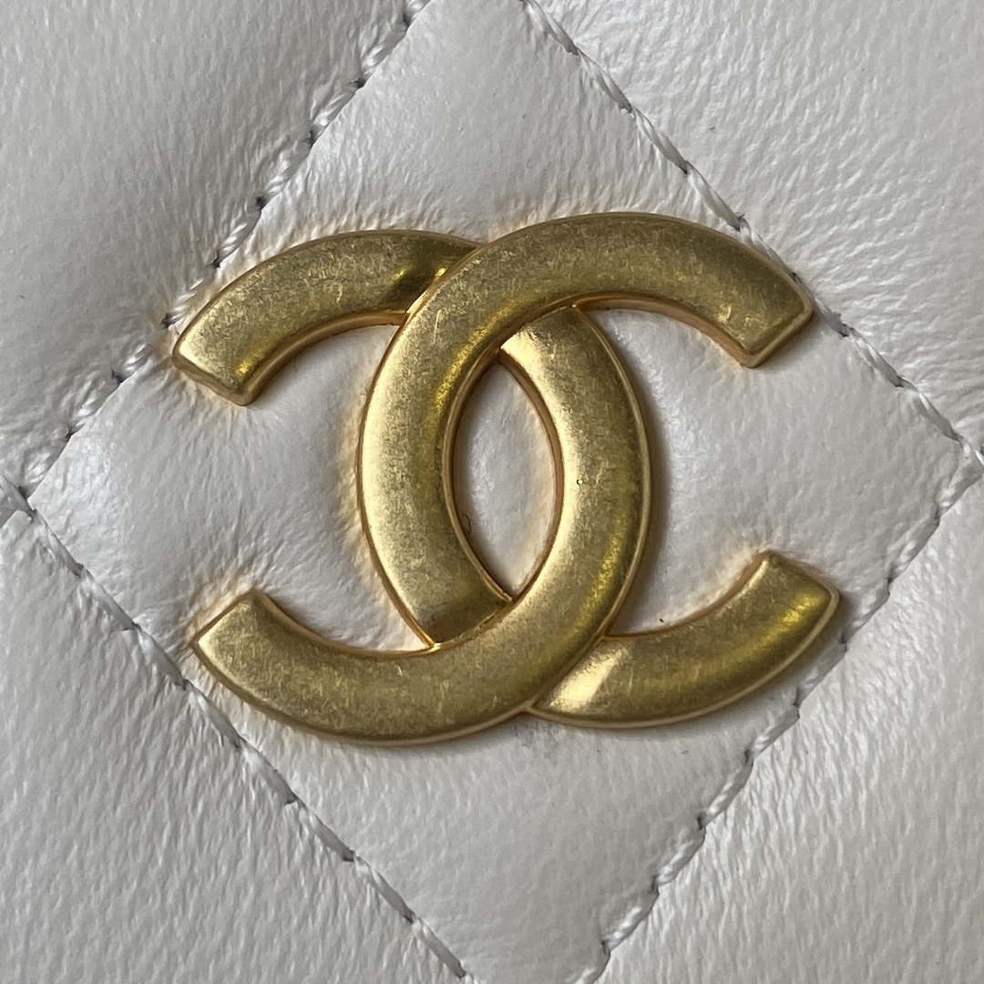 Chanel AP3484 CLUTCH WITH CHAIN Shiny Lambskin & Gold-Tone Metal White - Default Title - View 3