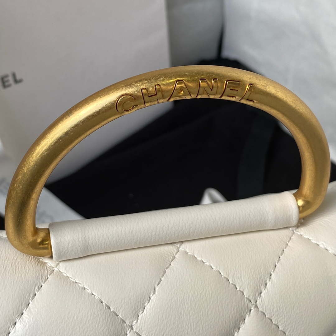 Chanel AP3484 CLUTCH WITH CHAIN Shiny Lambskin & Gold-Tone Metal White - Default Title - View 4