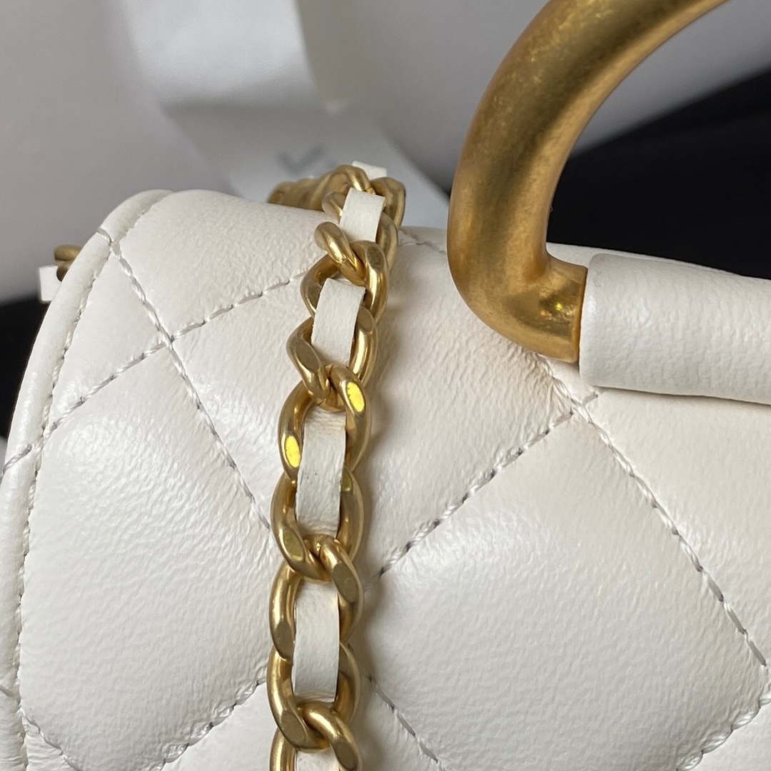 Chanel AP3484 CLUTCH WITH CHAIN Shiny Lambskin & Gold-Tone Metal White - Default Title - View 9