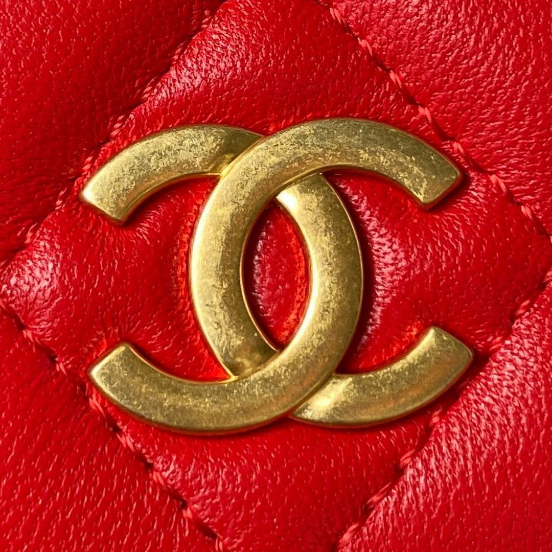 Chanel AP3485 Clutch With Chain Shiny Lambskin & Gold-Tone Metal Red - Default Title - View 3