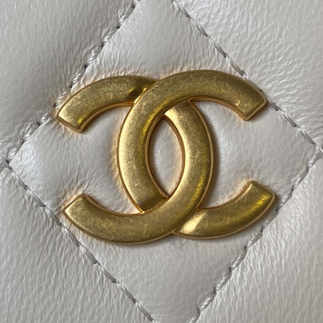Chanel AP3485 Clutch With Chain Shiny Lambskin & Gold-Tone Metal White
