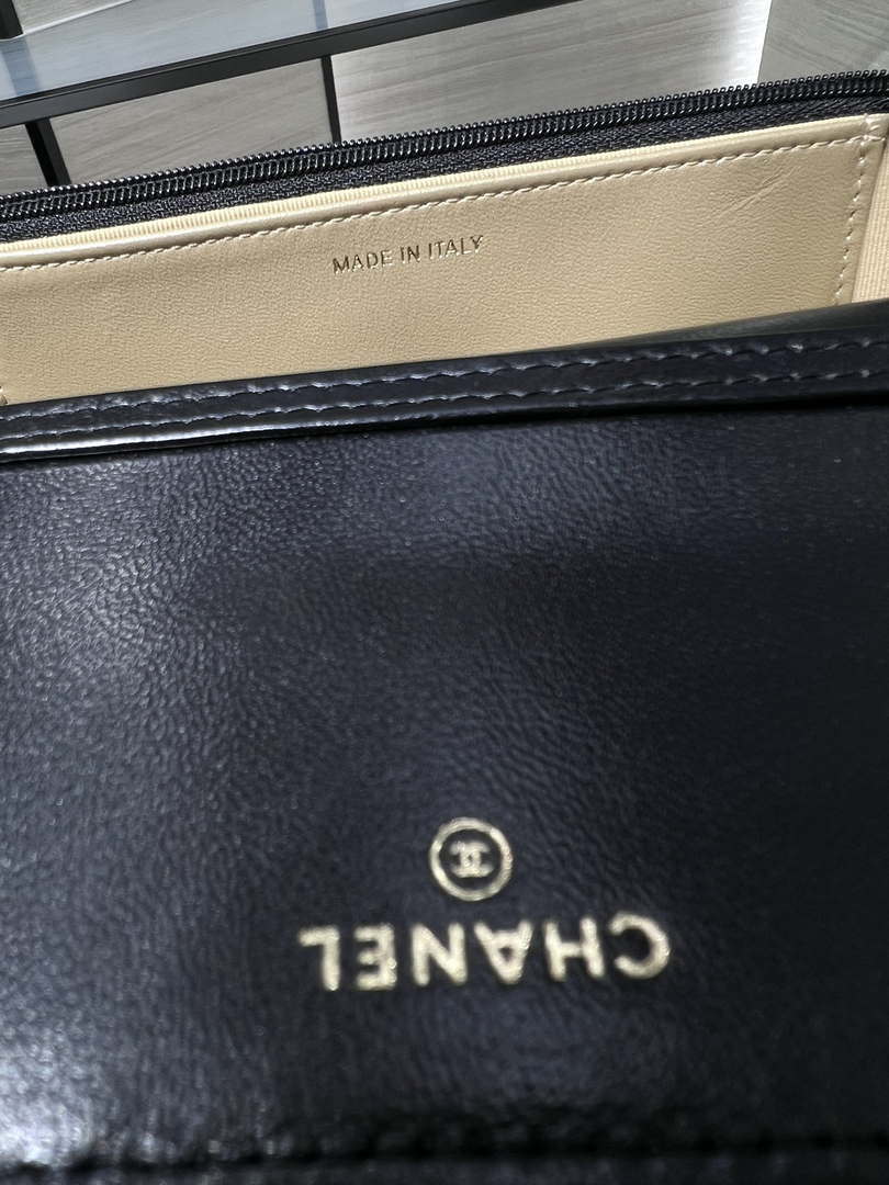 Chanel AP3938  Wallet On Chain Shiny Lambskin  Enamel & Gold-Tone Metal Black