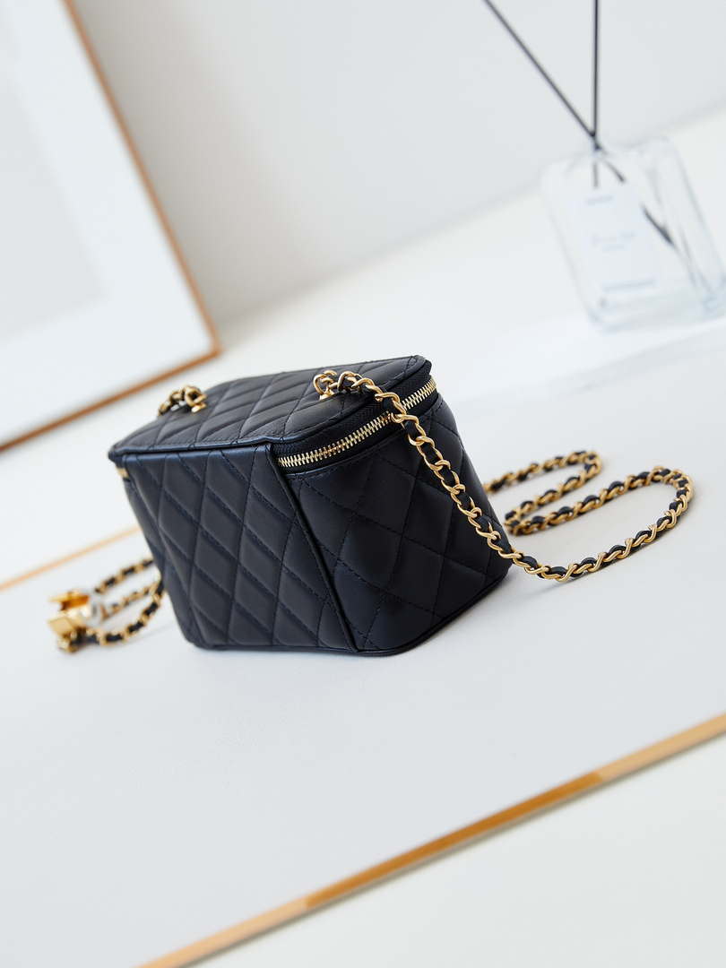 Chanel AP3940 Clutch With Chain Lambskin Vanity Box bag with Enamel buckle Black