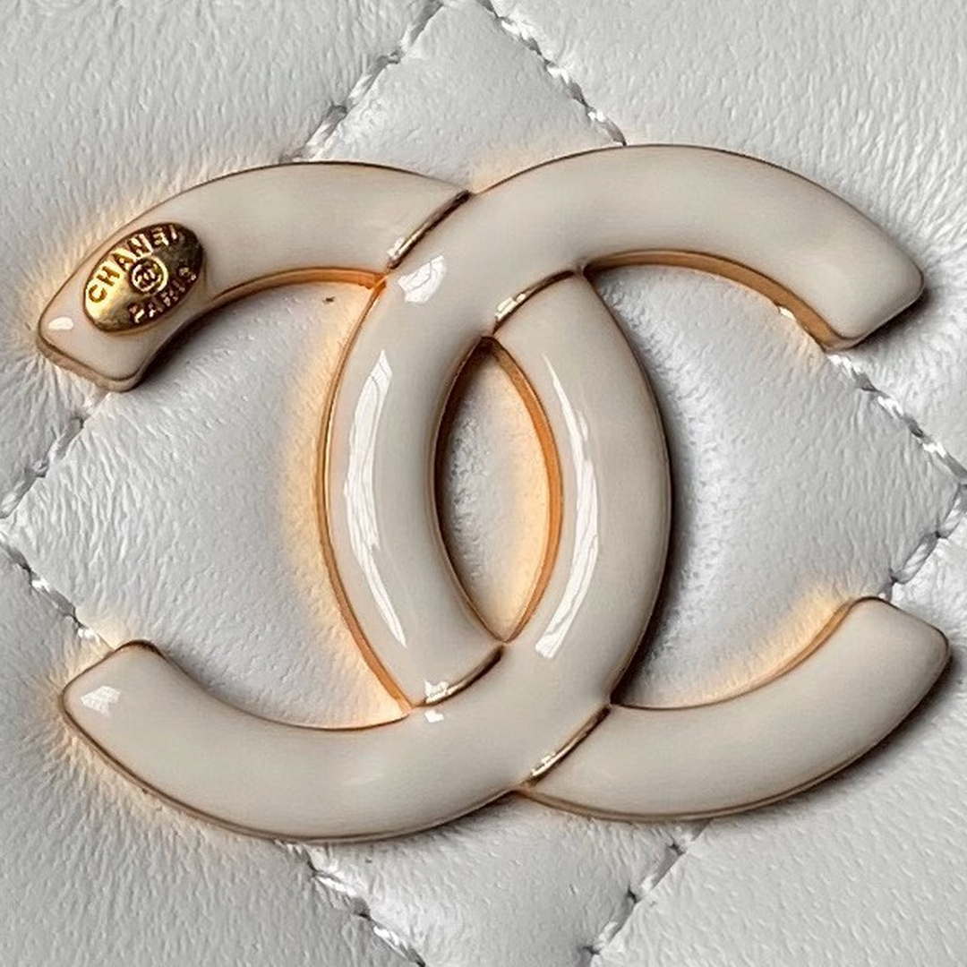 Chanel AP3940 Clutch With Chain Lambskin Vanity Box bag with Enamel buckle White