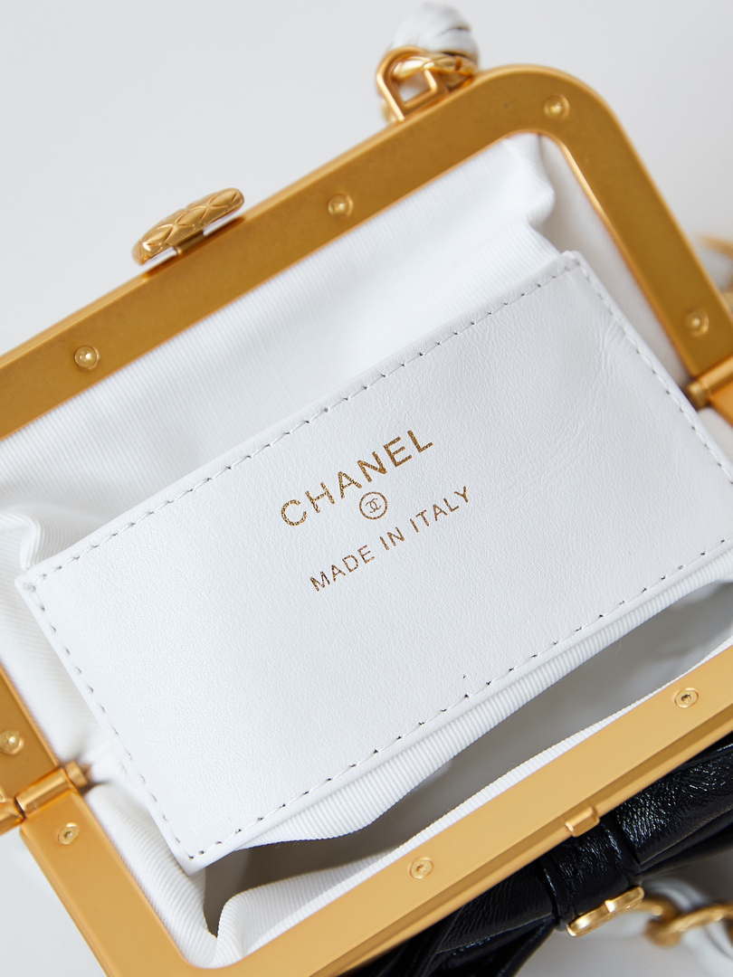 Chanel AP4028 Clutch with chain Lambskin Patent Crumpled Lambskin & Gold-Tone Metal White