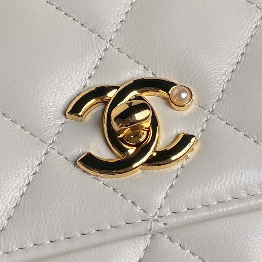 Chanel AP4282 19 Wallet On Chain Shiny Lambskin  Imitation Pearls & Gold-Tone Metal White