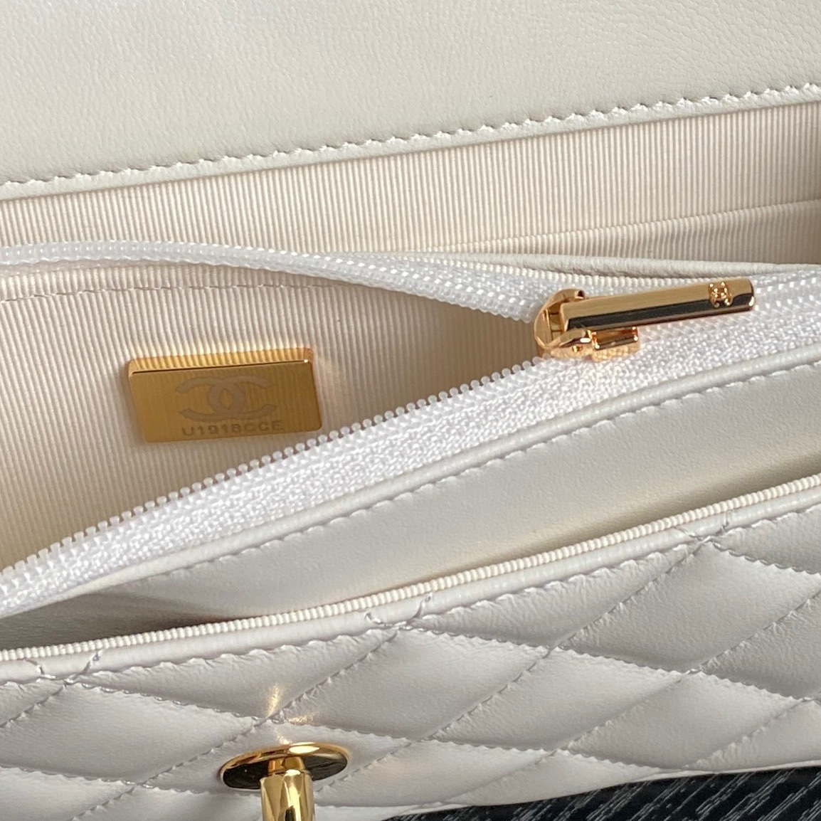 Chanel AP4282 19 Wallet On Chain Shiny Lambskin  Imitation Pearls & Gold-Tone Metal White