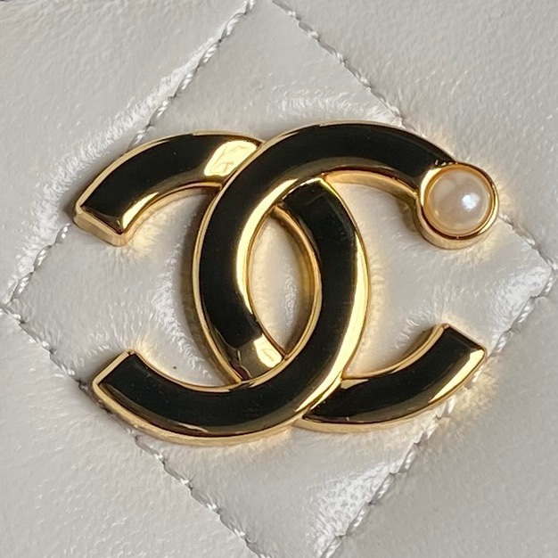 Chanel AP4285 Clutch Pearl with Chain Vanity Box bag White