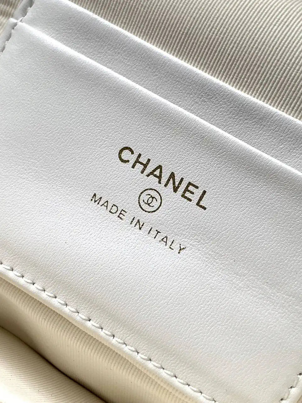 Chanel 25C Vanity with Chain Grained Calfskin AP4407 White
