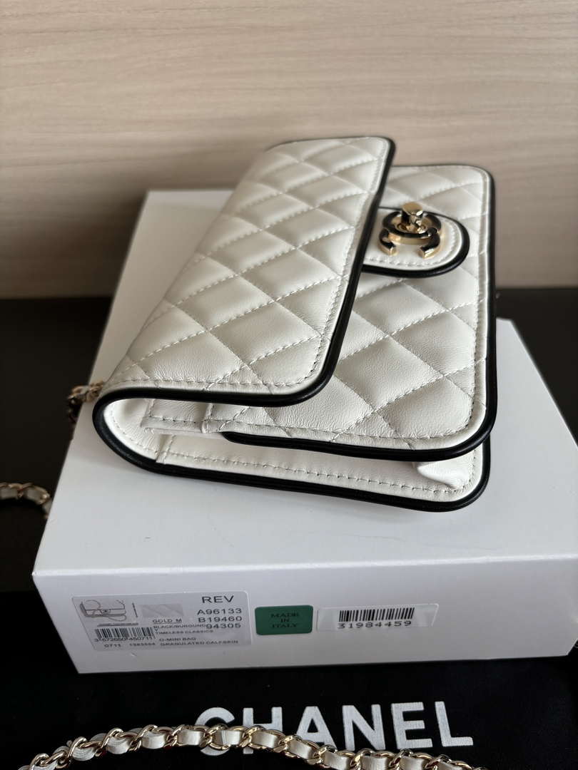 Chanel  AP4511  Spring-Summer 2025 Pre-collection Wallet On Chain White &  Black