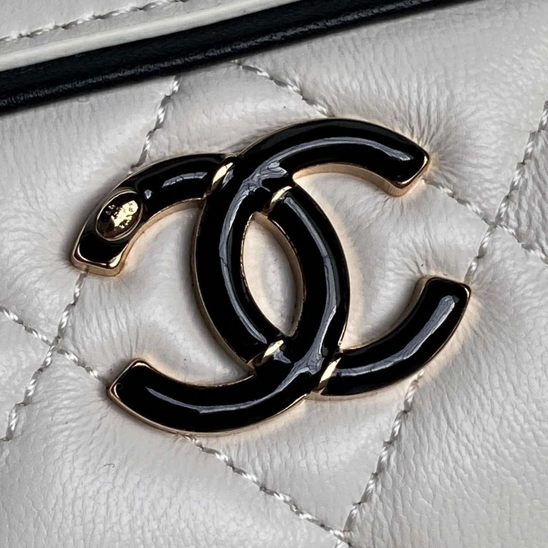 Chanel Ap4515 Clutch With Chain in Lambskin gold White & Black