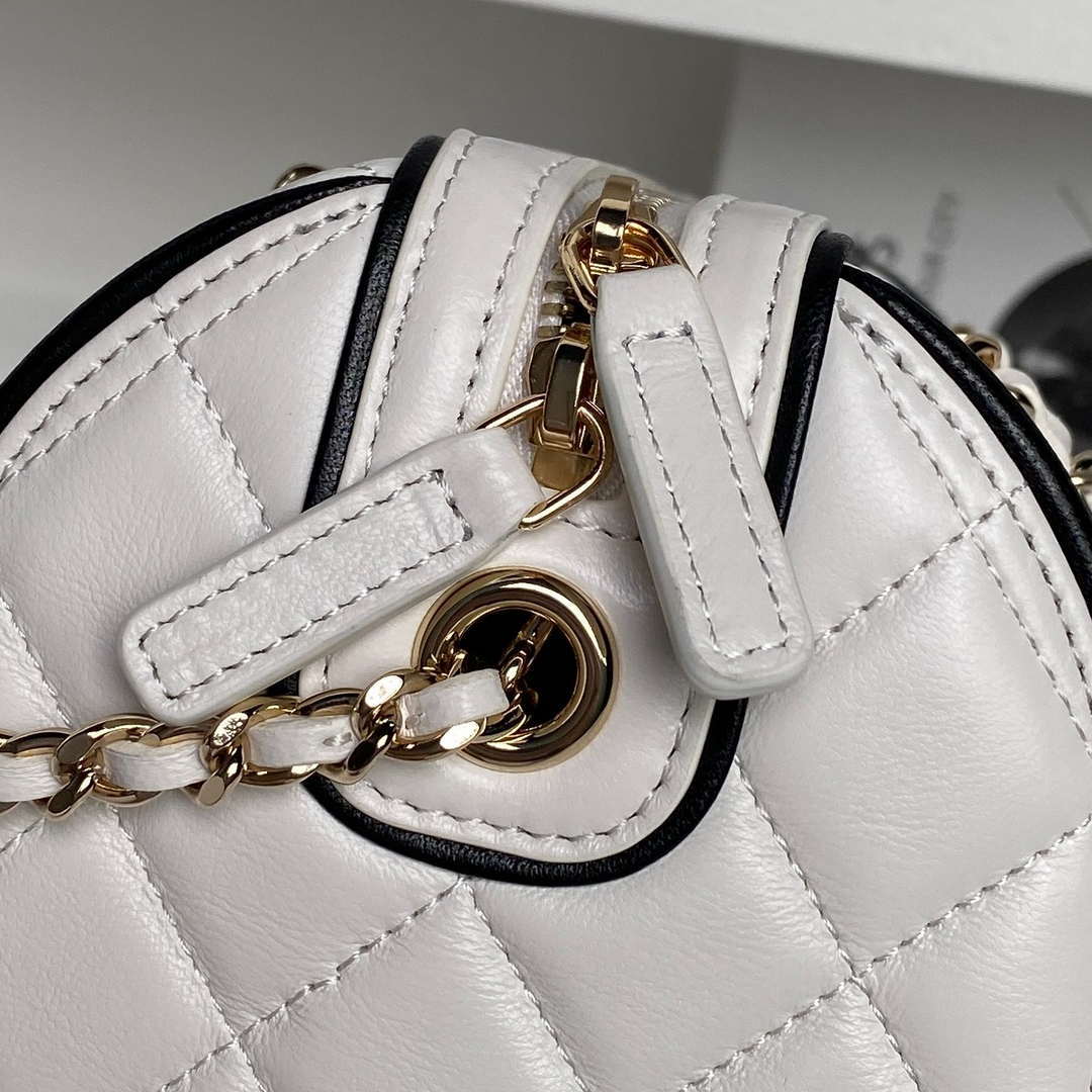 Chanel Ap4515 Clutch With Chain in Lambskin gold White & Black