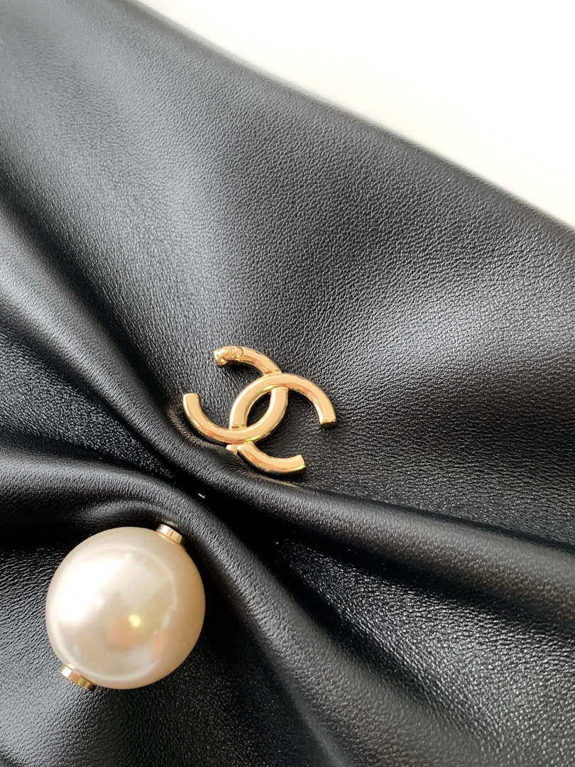 Chanel AP4613 Shiny Lambskin Imitation Pearl & Gold-Tone Metal Black