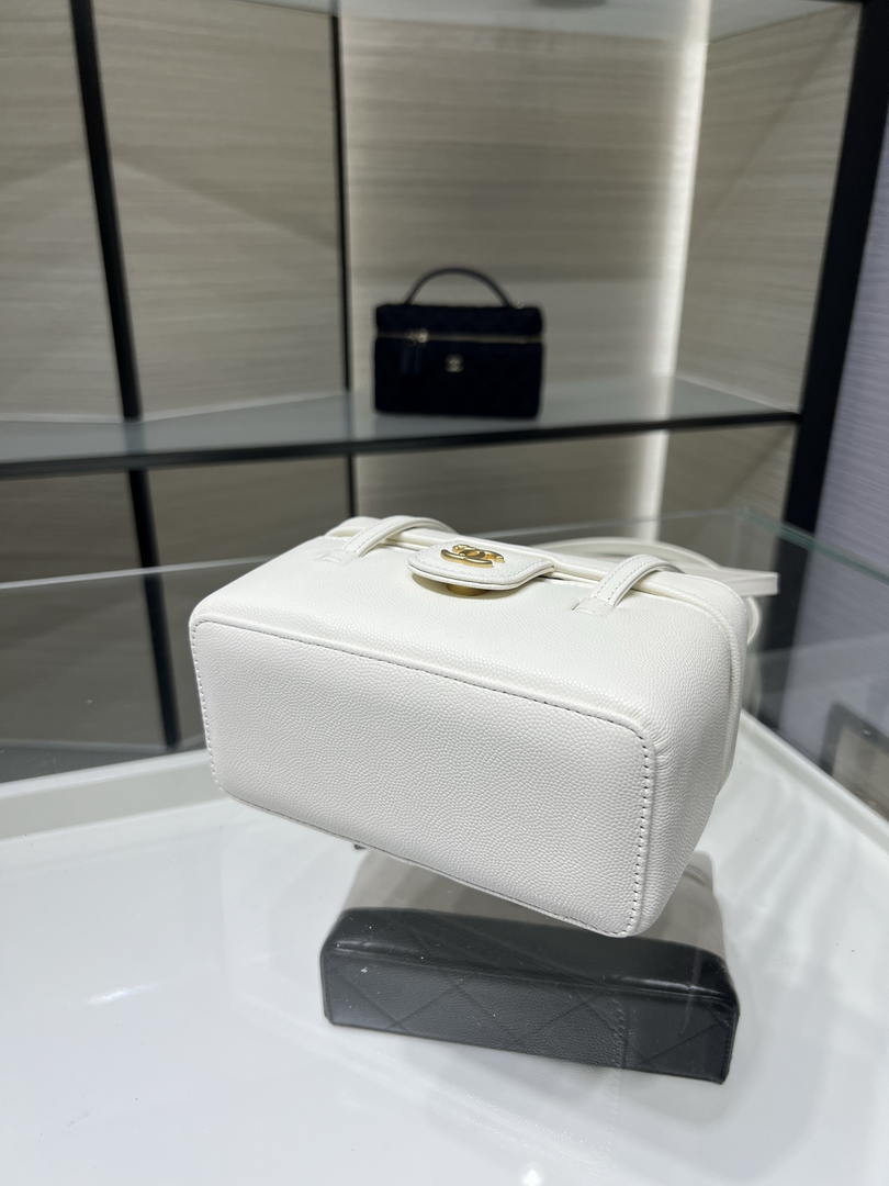 Chanel AP5067 26SS Long Vanity with Leather Strap Grained Shiny Calfskin & Gold-Tone Metal White - Default Title - View 3