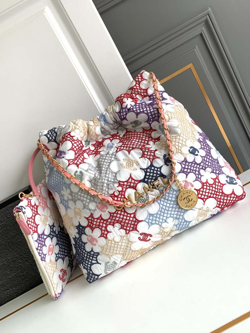 Chanel AS3261  22 Bag Lace Patchwork & Gold-Tone Metal Multicolour