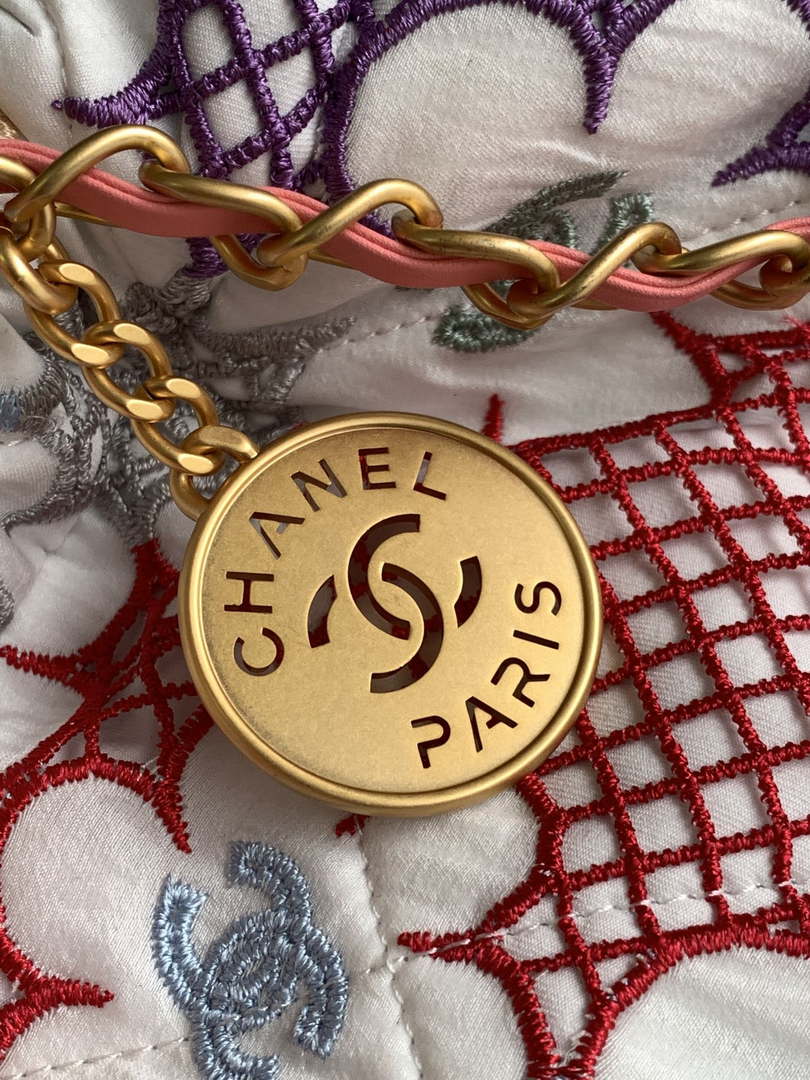 Chanel AS3261  22 Bag Lace Patchwork & Gold-Tone Metal Multicolour