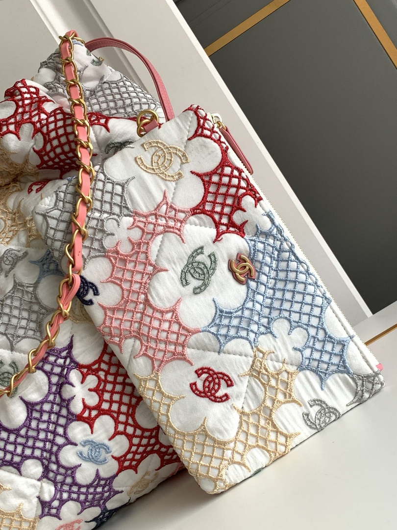 Chanel AS3261  22 Bag Lace Patchwork & Gold-Tone Metal Multicolour