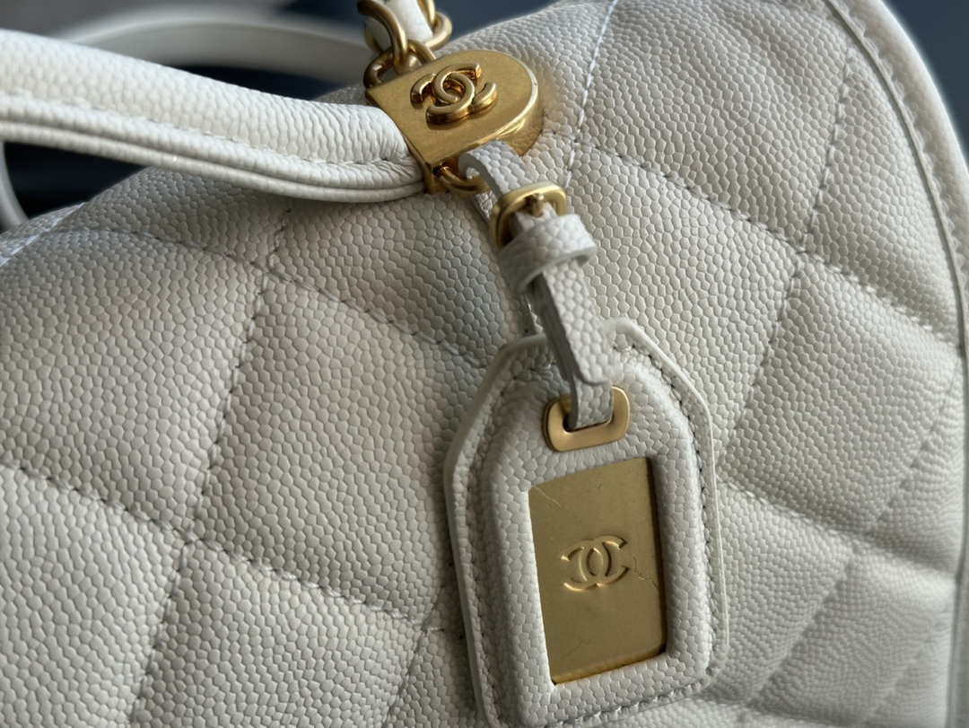 Chanel AS3662 LARGE BACKPACK Calfskin & Gold-Tone Metal White - Default Title - View 4