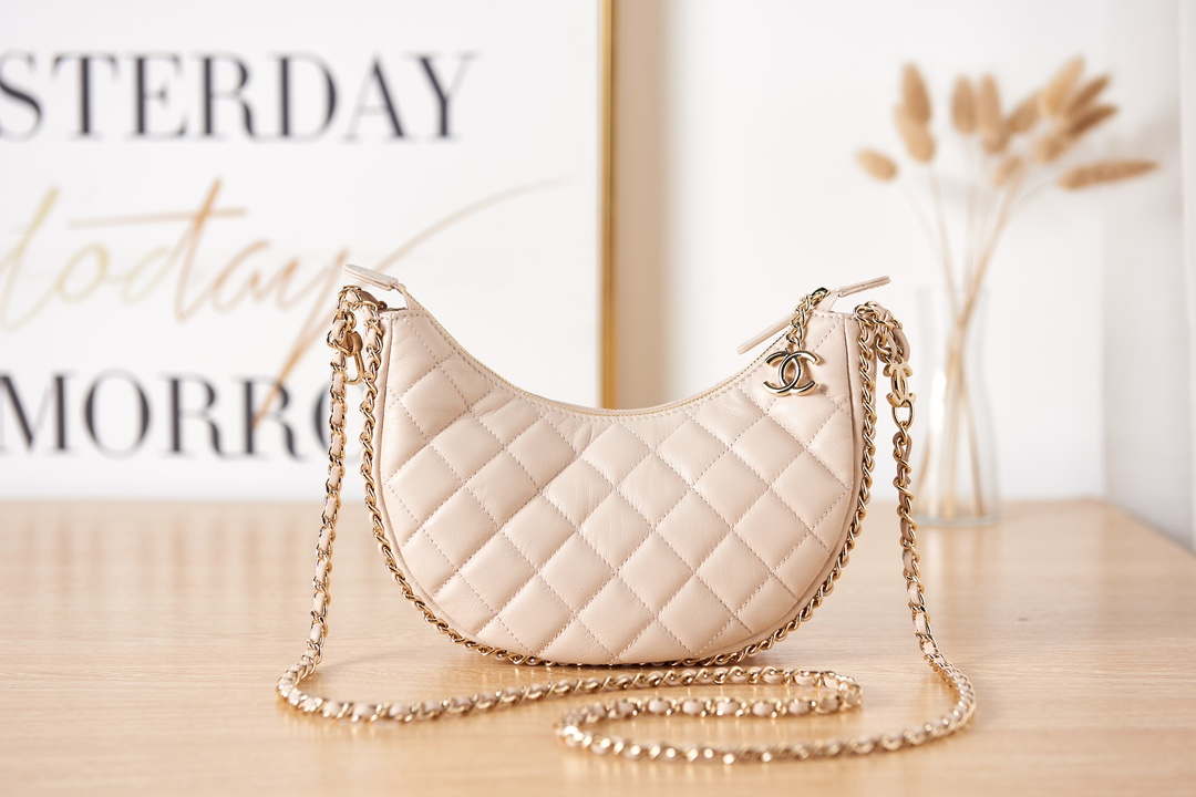 Chanel AS3917 Clutch With Chain Lambskin & Shiny Light Gold Metal Ecru - Default Title - View 1