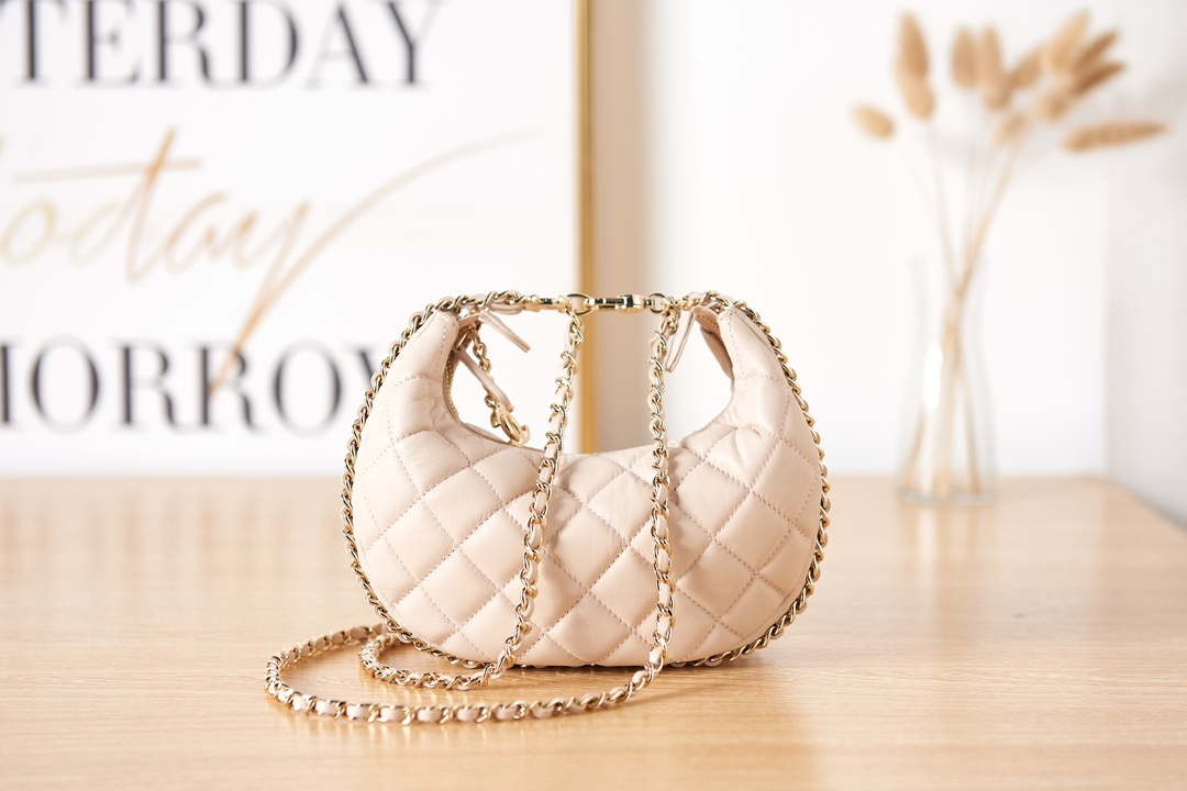 Chanel AS3917 Clutch With Chain Lambskin & Shiny Light Gold Metal Ecru - Default Title - View 3