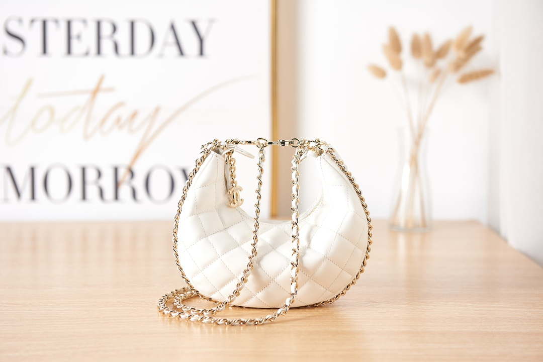 Chanel AS3917 Clutch With Chain Lambskin & Shiny Light Gold Metal White
