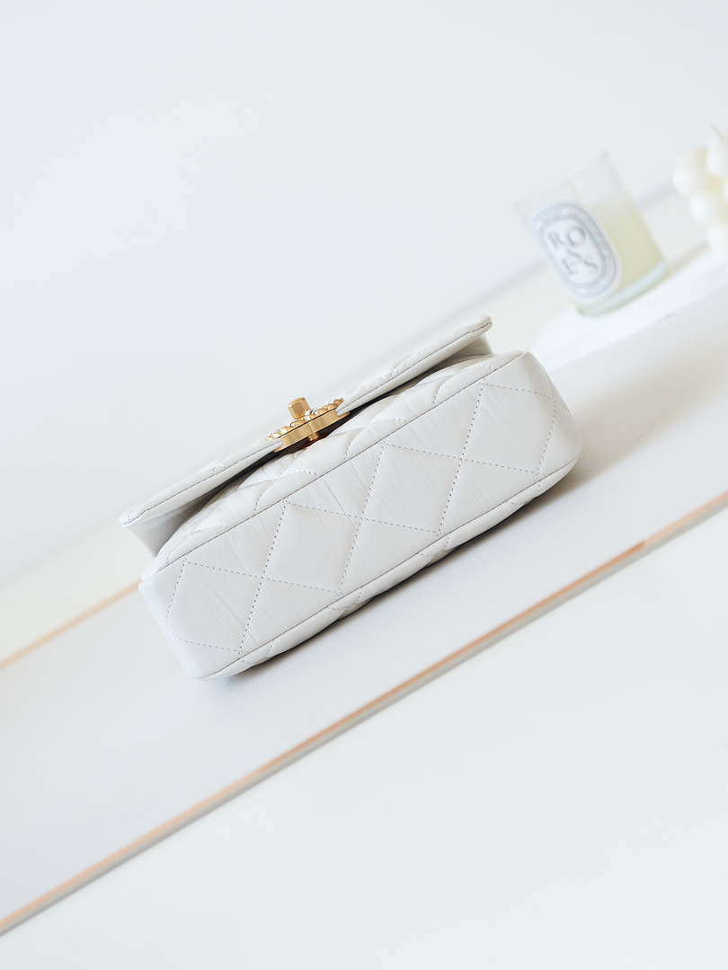 Chanel AS4423 Flap Lambskin bag White