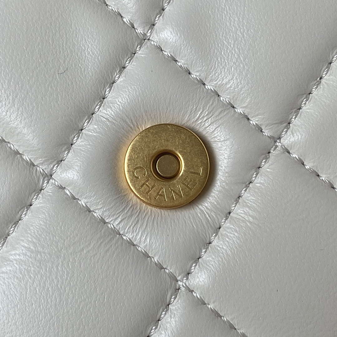 Chanel AS4610 Messenger bag Lambskin White