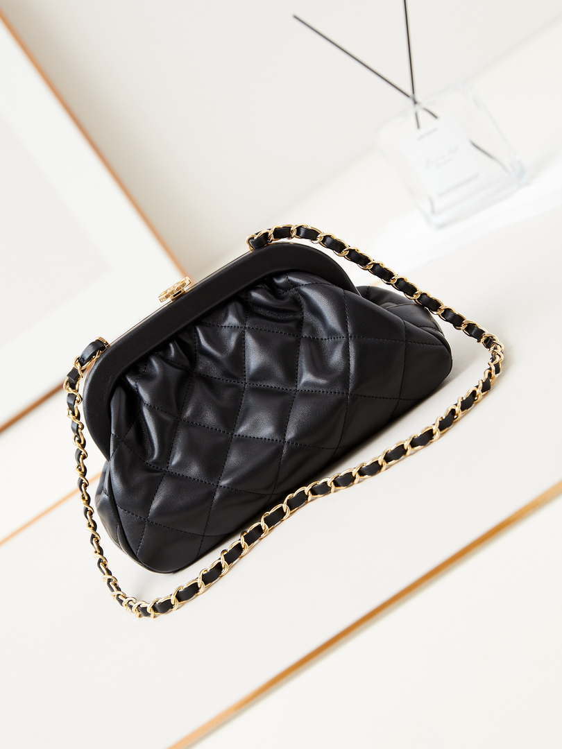 Chanel AS4717 Clutch Lambskin Black
