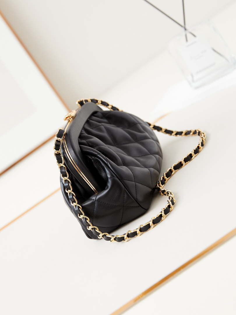 Chanel AS4717 Clutch Lambskin Black