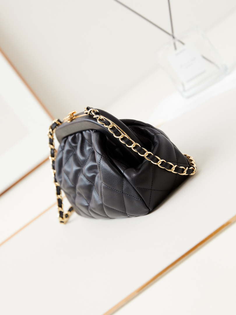 Chanel AS4717 Clutch Lambskin Black