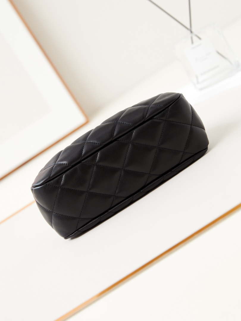 Chanel AS4717 Clutch Lambskin Black