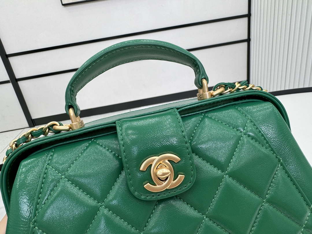 Chanel AS4959  Flap bag With top handle Shiny Lambskin & Gold-Tone Metal Green