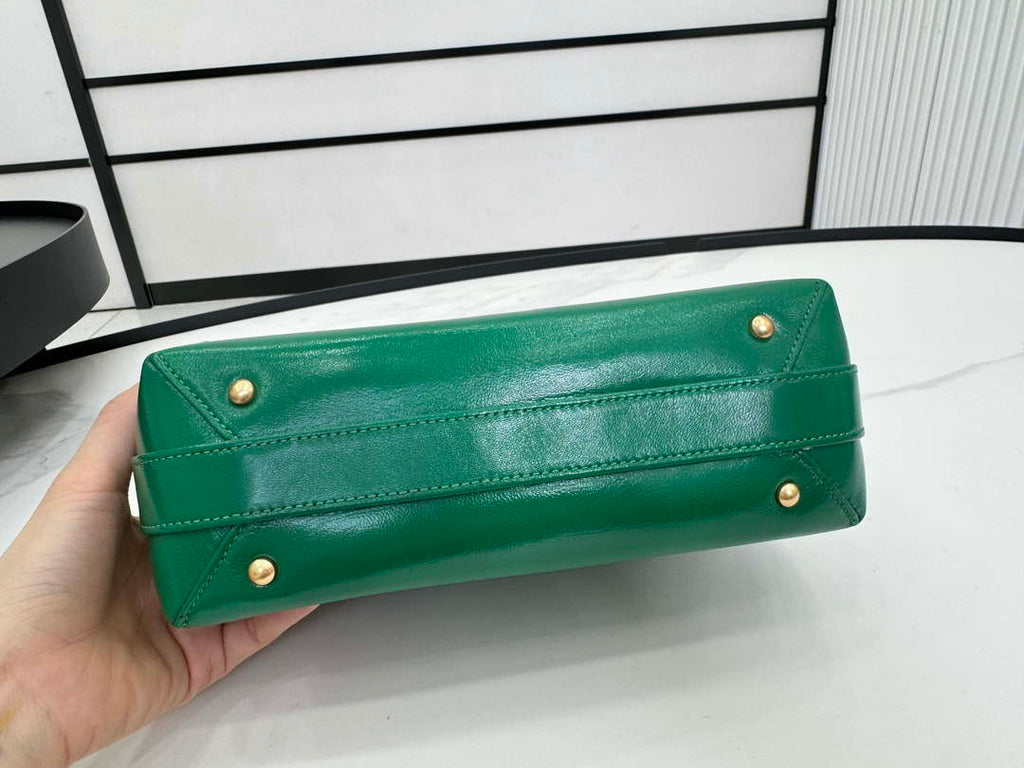 Chanel AS4959  Flap bag With top handle Shiny Lambskin & Gold-Tone Metal Green
