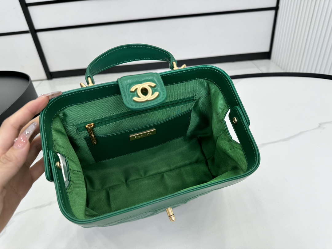 Chanel AS4959  Flap bag With top handle Shiny Lambskin & Gold-Tone Metal Green