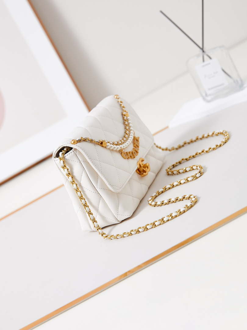 Chanel AS5011 Flap bag Shiny Lambskin Imitation Pearls & Gold-Tone Metal White
