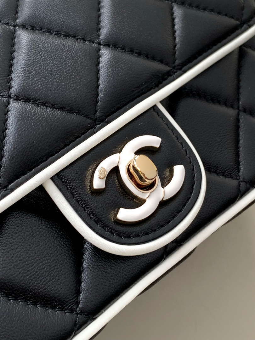 Chanel  AS5150 Spring-Summer 2025 Pre-collection Flap Bag Lambskin  Black  & White