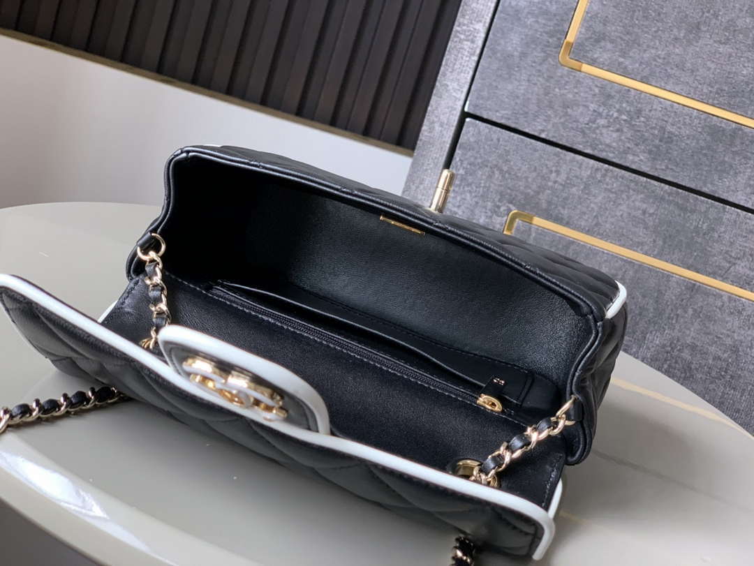 Chanel  AS5150 Spring-Summer 2025 Pre-collection Flap Bag Lambskin  Black  & White